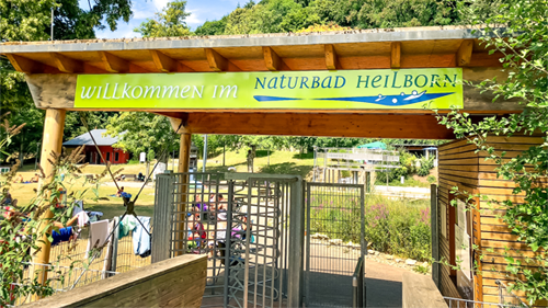 DAS BAD Merzig: Naturbad Heilborn seit Samstag, den 20.05.2023 wieder geöffnet. - Parken bleibt auch weiterhin auf den Parkplätzen des Naturbades kostenlos.